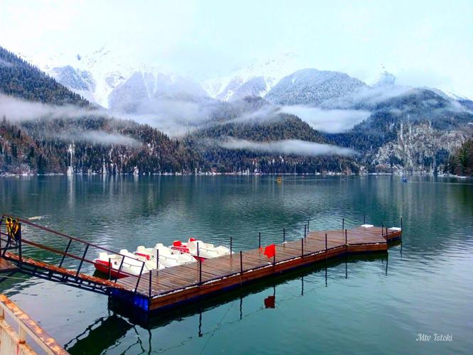 Абхазия в цветах, солнце и тишине