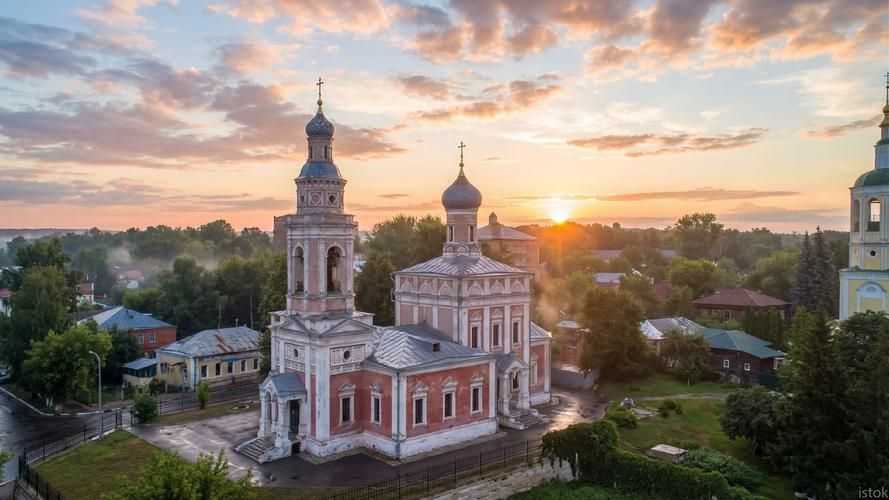 Таруса в тени деревьев и свете ламп