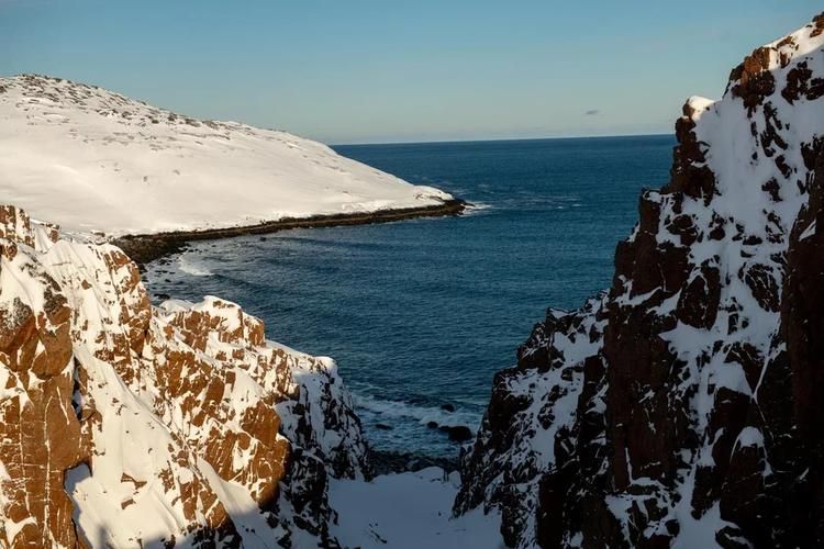 Териберка, где ветер рисует узоры на снегу