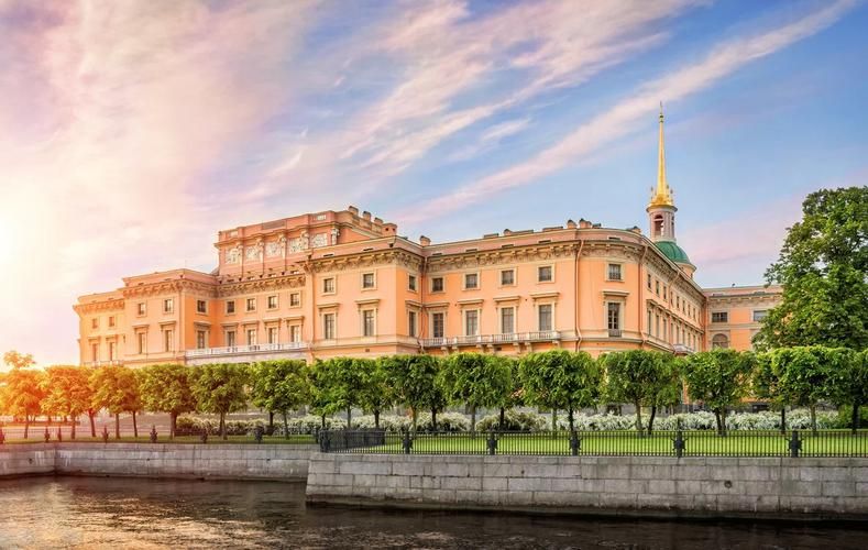 Дворцовые отражения в белых ночах Петербурга