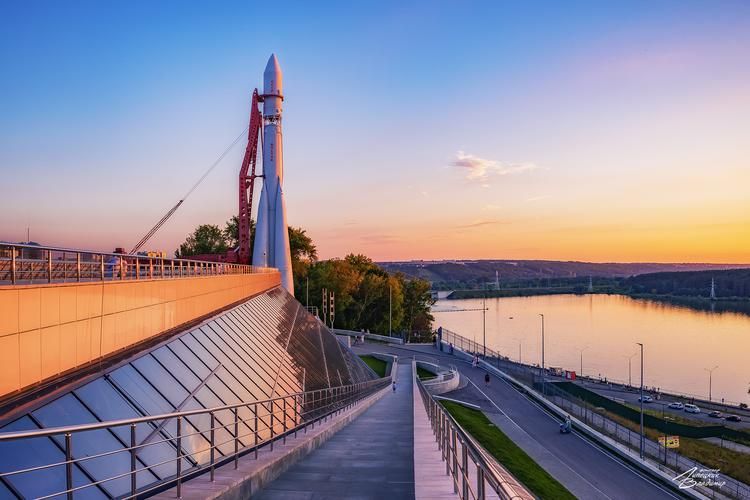 Таруса в тени деревьев и свете ламп
